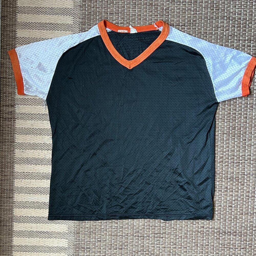 Super cute vintage from 70s or 80s v-neck mesh sportswear T-Shirt in size L‼️